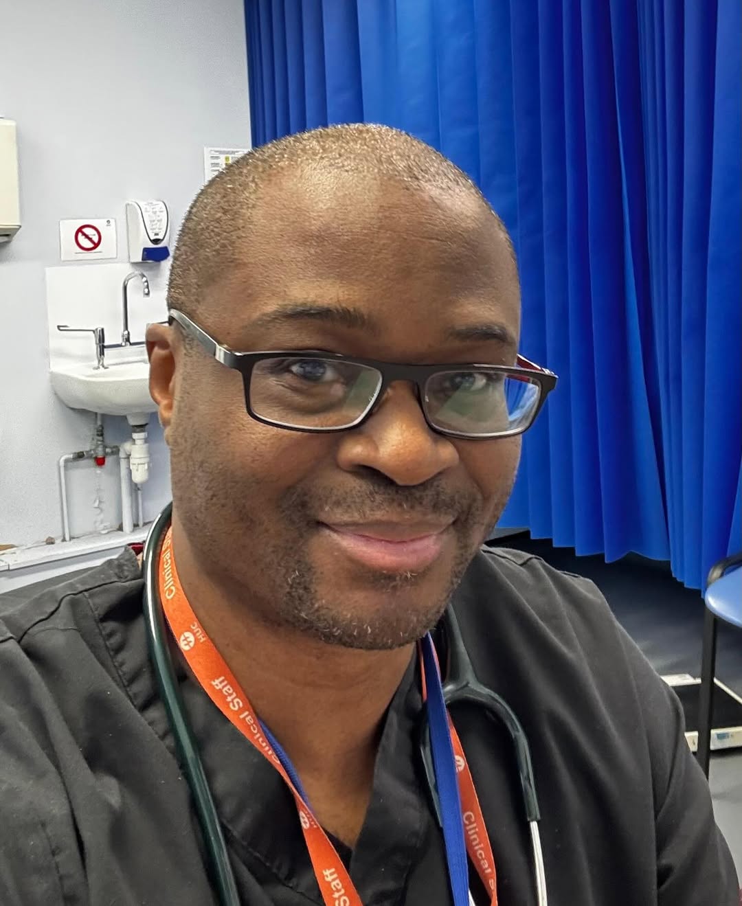 💉 From Botox to blood pressure checks 🩺 I still wear both hats! 👨🏾⚕️
Once a week, you’ll find me in my GP clinic, rec