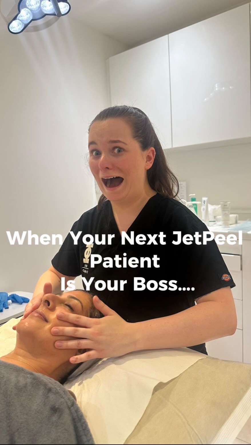 Our MD @wellnesswithgudiya having her favourite treatment - JetPeel! 

JetPeel is a non-invasive facial that gently exfo
