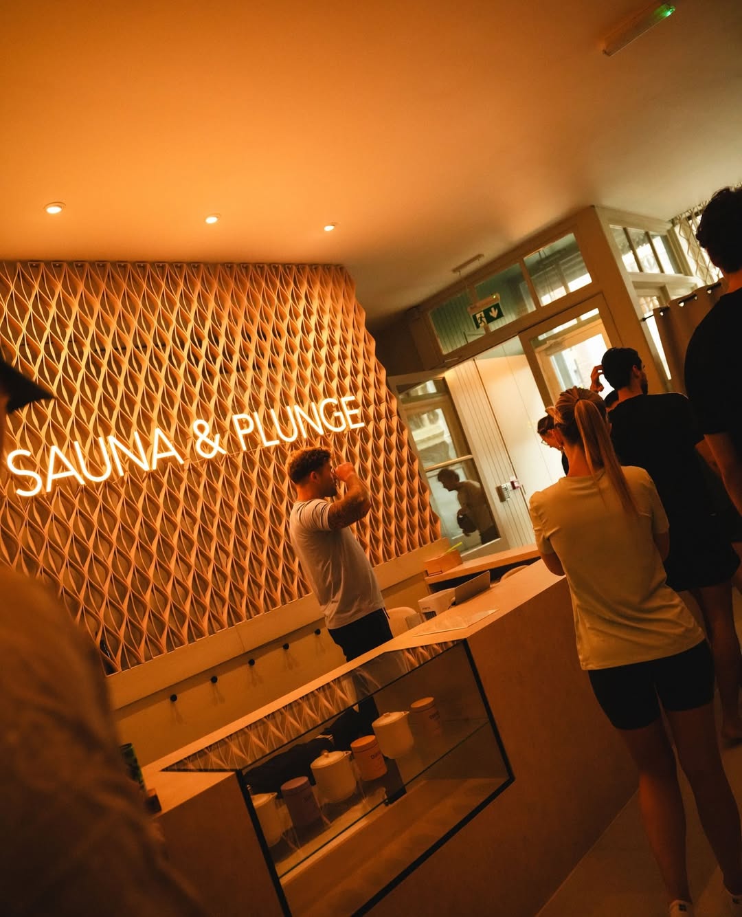Warm light, cold water, and a room full of people who get it.
This is the bit that surprised us. You come for the plu